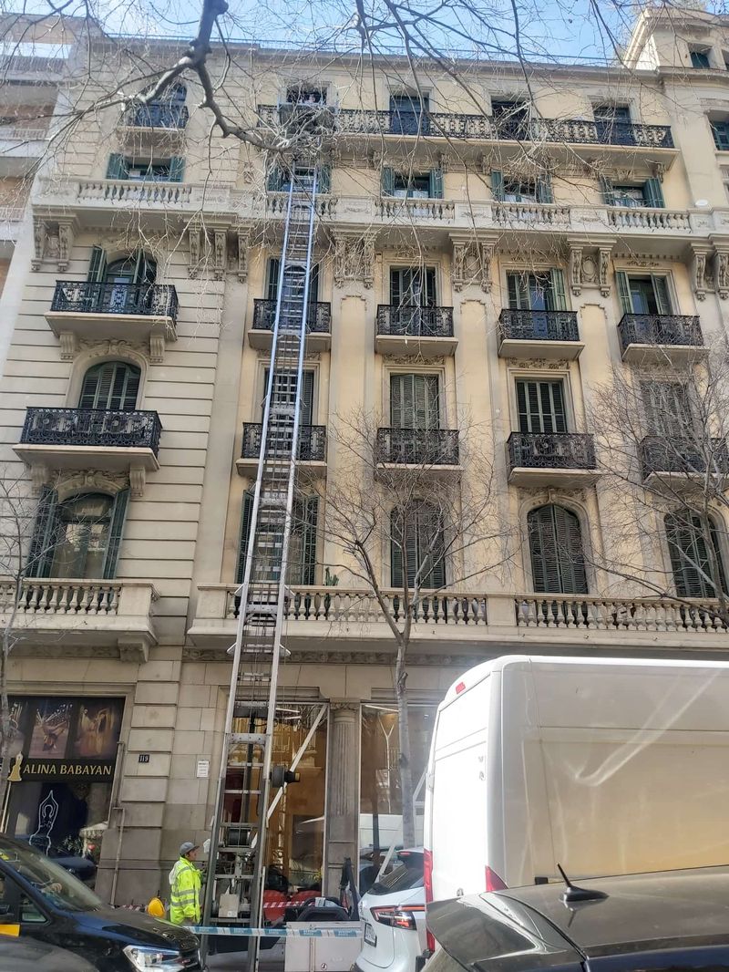 Elevador en edificio elegante con operarios