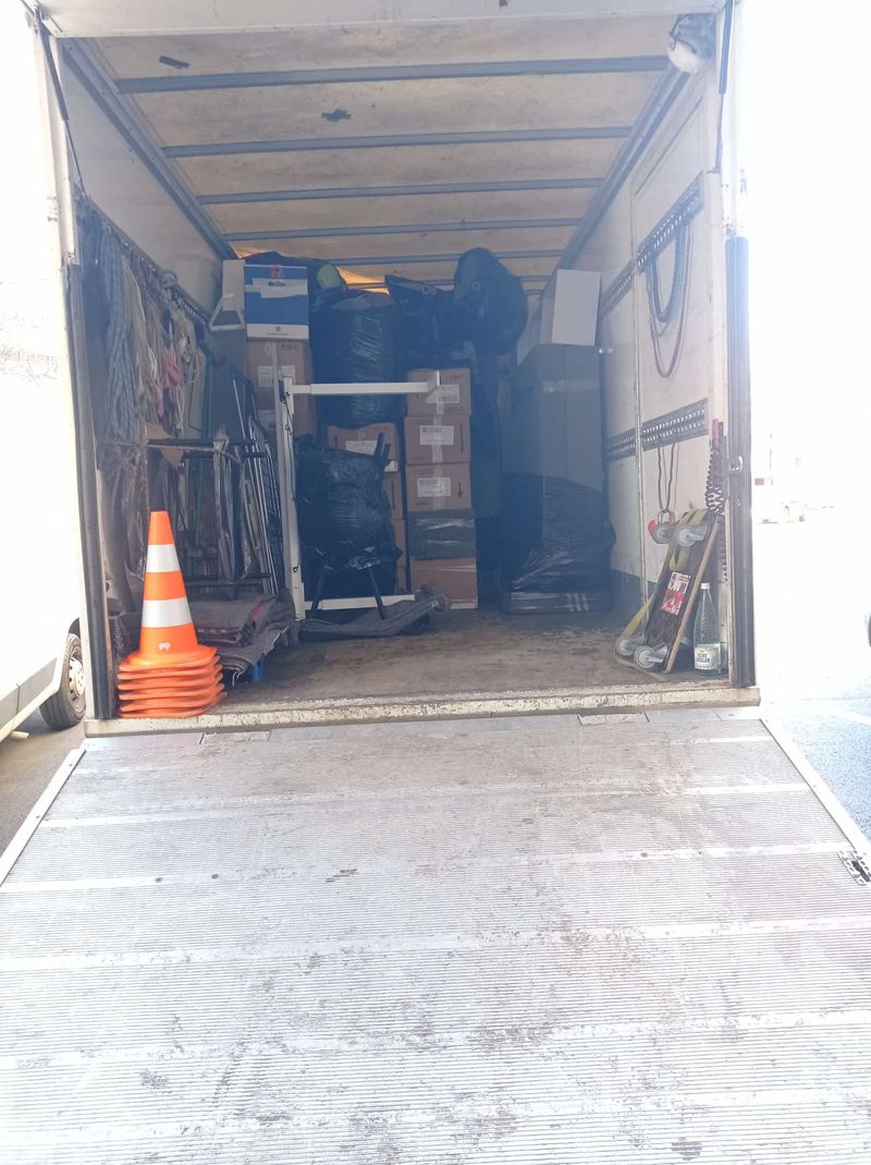 Cami&oacute;n con rampa y mantas