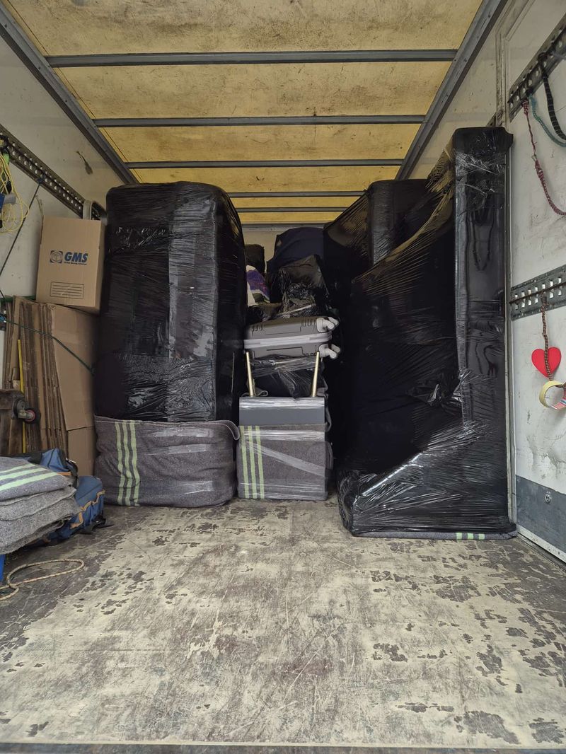 Interior cami&oacute;n con cajas