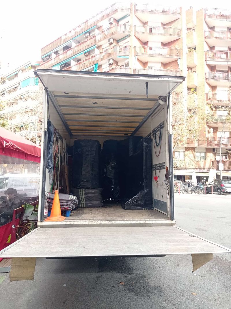 Cami&oacute;n con nevera y sillas